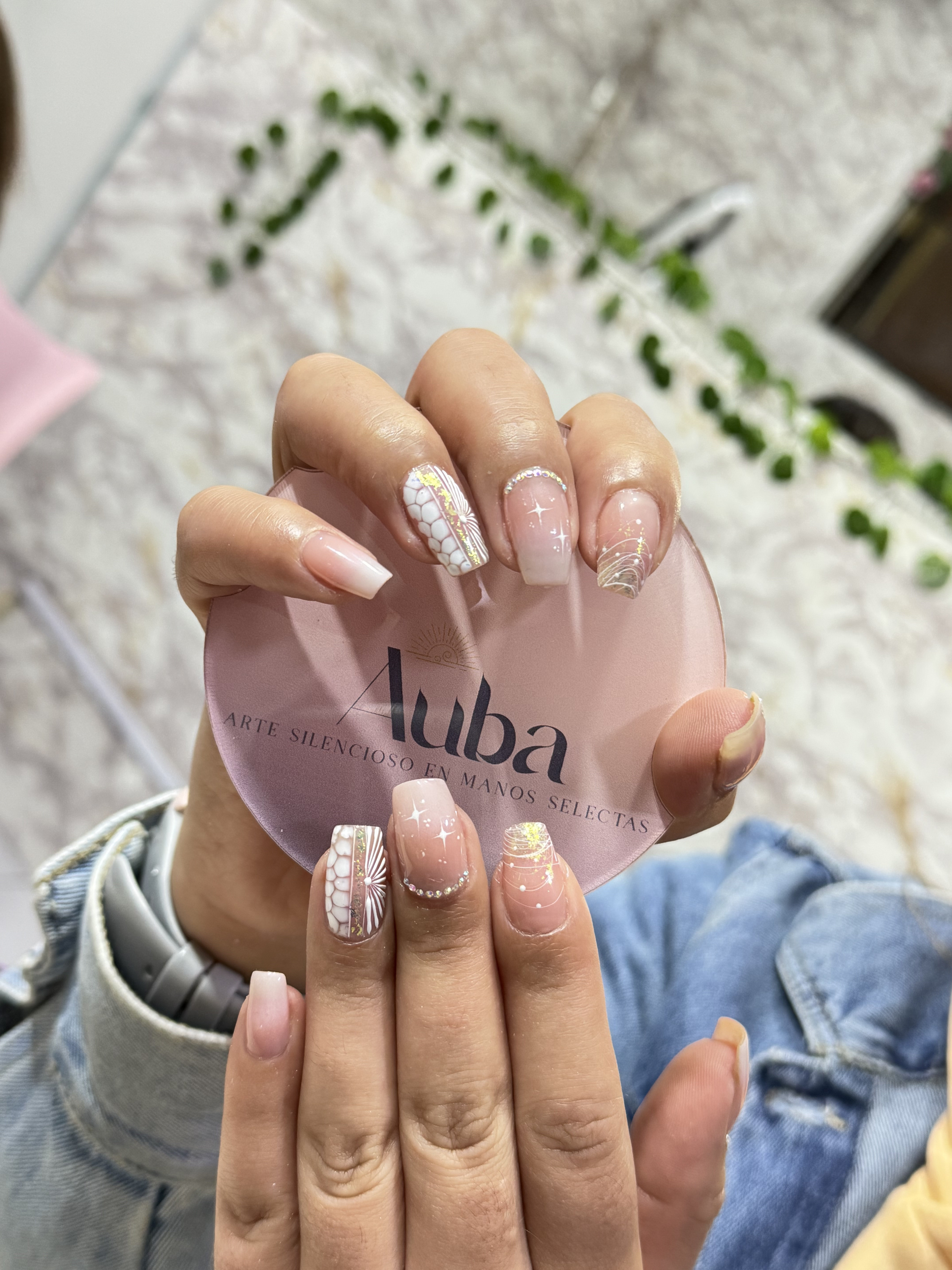 Uñas acrílicas acabado natural - AUBA Beauty Studio